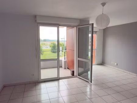 superbe t2 avec balcon  piscine et parking