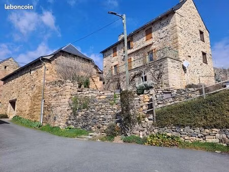 belle maison en pierres t4 rénovée avec dépendances garage chaufferie a pellets et terrain