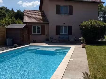 maison à nivolas vermelle