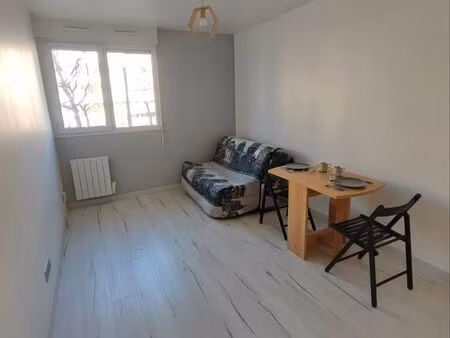 studio meublé entièrement rénové – 19 m² – échirolles centre – tram a au pied de l'immeubl