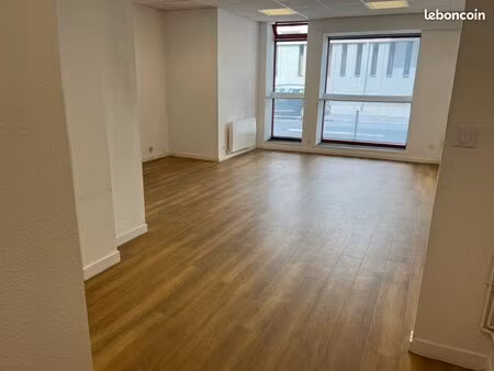 petit immeuble privatif en mono-propriété : 278 m² cité judiciaire - la rotonde : rdc 98 m