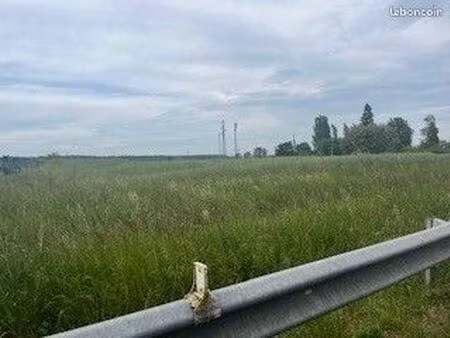 en bordure de l'a64 en z.i constructible zone uf