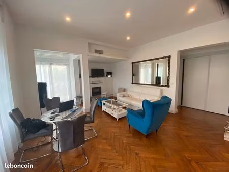 maison climatisée avec   1 salon /sam   1 cuisine indépendante  3 chambres avec 3 sdd et 3