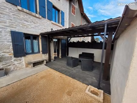 loue maison 3 ch 95 m² + cour  montalieu