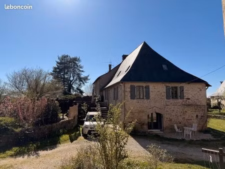 authentique maison quercynoise en pierre rénovée avec gîte et grandes dépendances