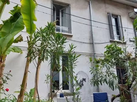 maison mitoyenne avec terrasse dans un jardin en plein grenoble