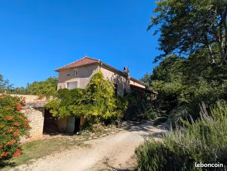 maison en pierre au milieu de 4 hectares avec piscine