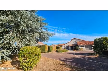 maison familiale de 215 m² avec terrain de 2 000 m² – atelier indépendant de 85 m² – maulé