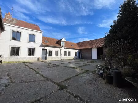 ferme au carré typique du nord - sans voisins direct - à 5 min en voiture de la gare - 347