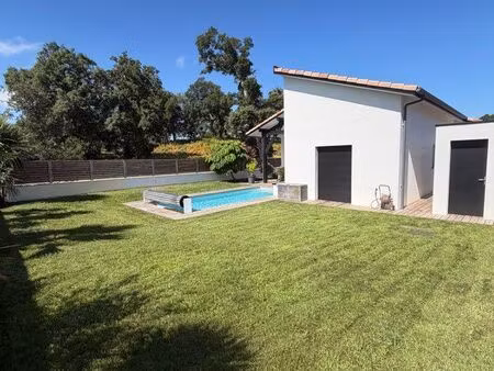 maison récente d’architecte de plein pied avec piscine et grand garage