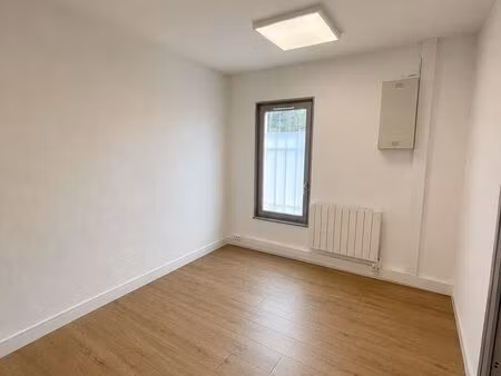 cabinet professionnel 12 m² - crémieu - climatisation - parking