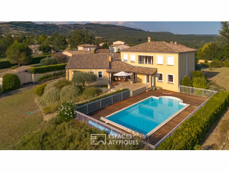 villa d'architecte avec vue  spacieuse piscine et chauffage par géothermie