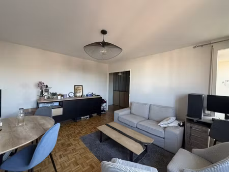 t2 lumineux avec balcon et garage à louer