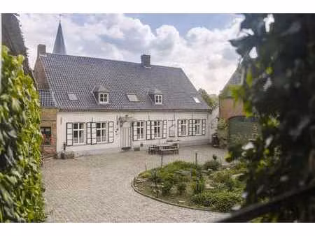 ferme carrée authentique et charmante à vendre à brakel.