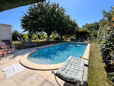 dans une impasse en campagne  maison rénovée avec piscine  jardin clos