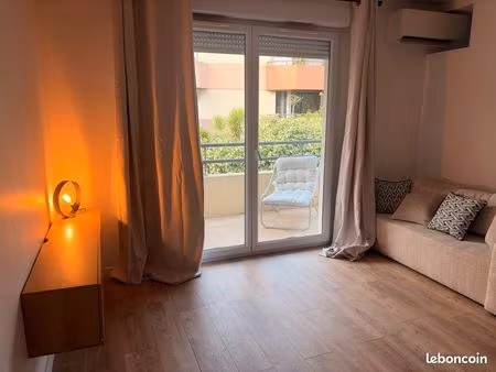 t2 meublé entièrement rénové • terrasse 9 m² • garage fermé privatif • climatisation réver
