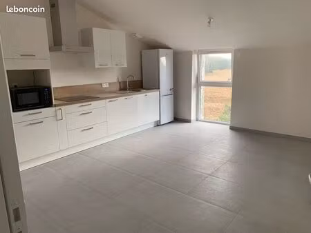 t2 40 m² rénové dans longère en pierre – 2 km gare d’ancenis – disponible 15 août