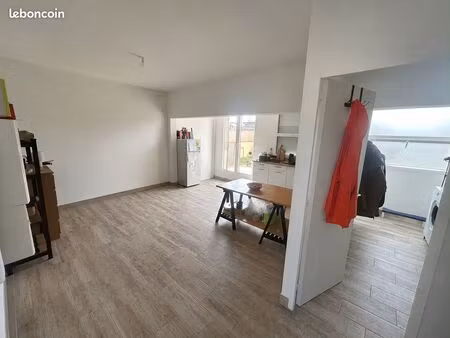studio lumineux avec grande terrasse