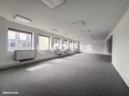 bureaux 586 m²