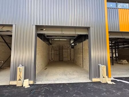 local professionnel à louer – 114 m² avec mezzanine – lunel