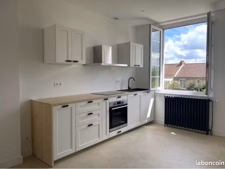 maison 3 chambres plus un bureau  un garage et jardin clos