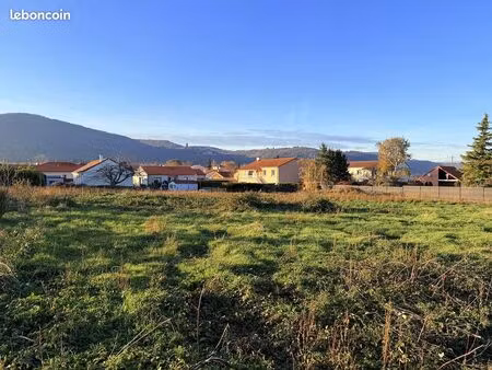 terrain 595 m² volvic