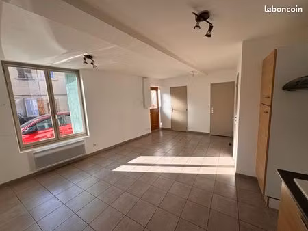 maison de ville t3 – 58 m² – centre de chazelles-sur-lyon – 550 /mois