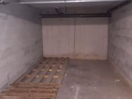 loue grand garage sécurisé résidence