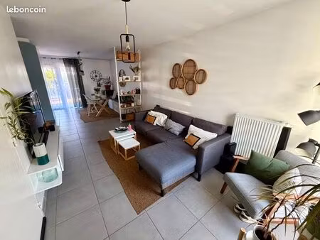 maison récente de 80 m² – 3 chambres – garage – résidence sécurisée – sans frais d’agence