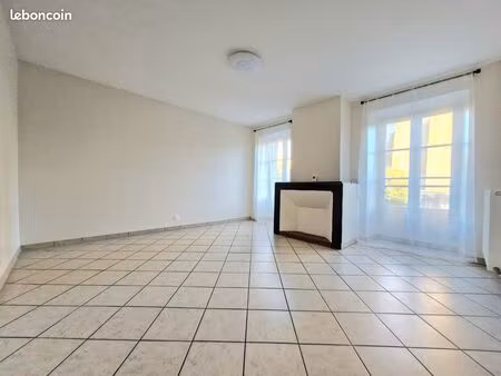 duplex meublé 55 m² (75 m² utiles) – centre mennecy – parking – gare 5 min