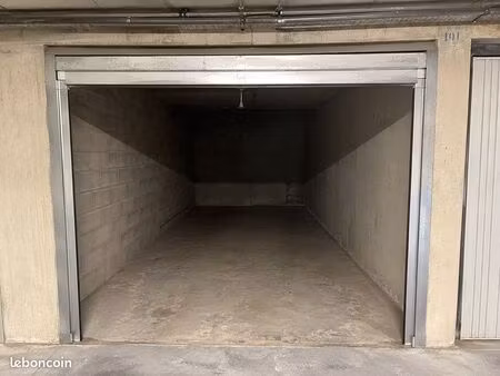 vends box 14m2 environ au pied du tram