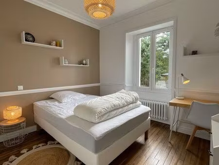 chambre meublée dans une maison pour étudiants ou jeunes travailleurs