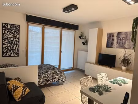 très beau studio 25 m2 place des romains   meublé et équipé