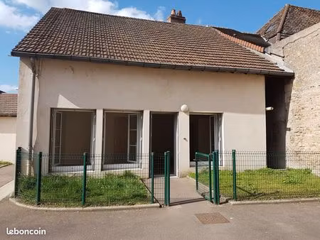 a louer petite maisonette individuelle - rdc - centre ville - petit jardin