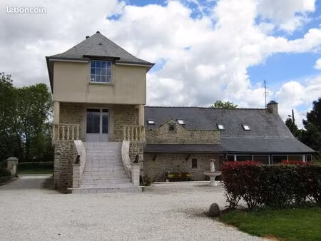 belle maison en pierres avec piscine