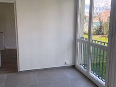 t1 rénové et lumineux de 42m2 à louer