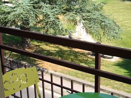 t2 meublé à louer dans cadre de verdure en centre ville