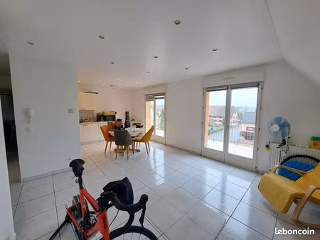 a voir très grand et beau f3 avec balcon  cave  garage et parking dans résidence récente