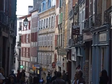 à céder - pas de porte / droit d’entrée - emplacement n•1 bayonne centre