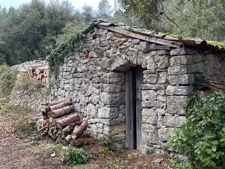 cabanon en pierre sur terrain en zone naturelle