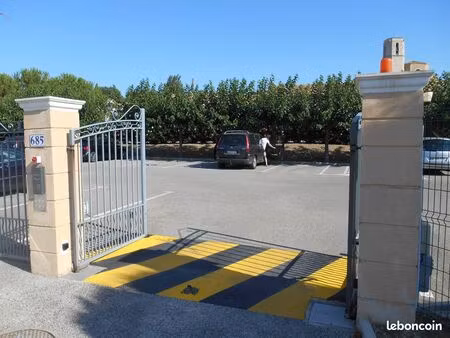 studio meublé dans résidence sécurisée avec piscine et place de parking à lorgues