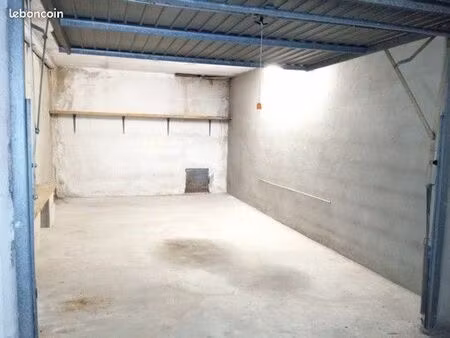 grand box fermé dans résidence sécurisée