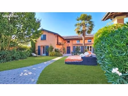 corps de ferme 240m2–4 chambres-piscine- terrain 653m2
