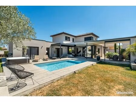 villa 8 pièces 250 m²