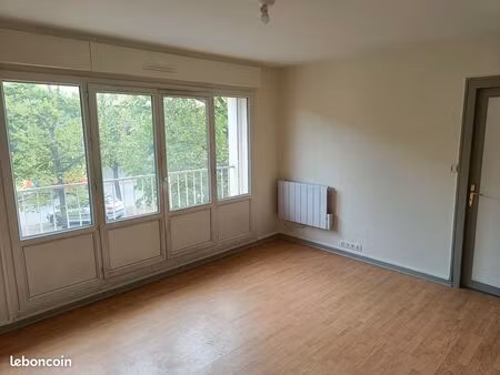t2 rénové - location nue - centre ville auxerre - place de stationnement gratuite à proxim