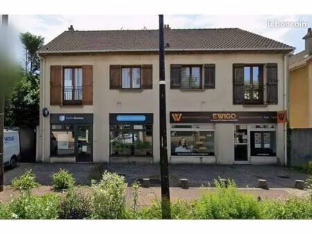 murs de locaux commerciaux libres