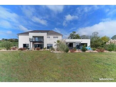 villa 10 pièces 277 m²