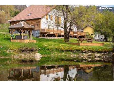 domaine avec plan d eau et 3 appartements meubles