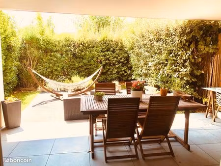 t2 jardin et garage dans résidence avec piscine