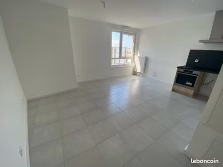 studio 1 pièce 28 m²